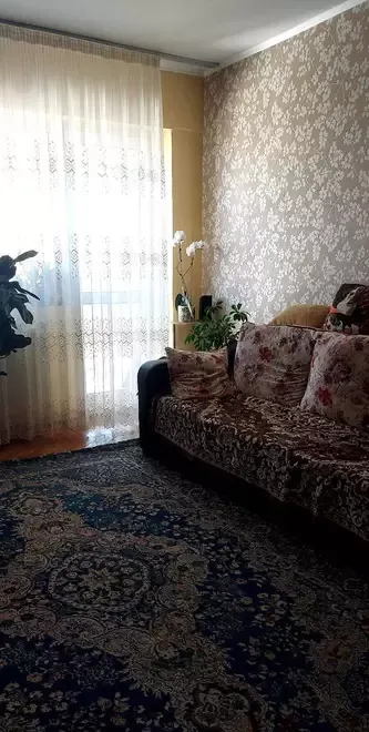 Schimb 2 apartamente cu casa 3 camere zona Campina