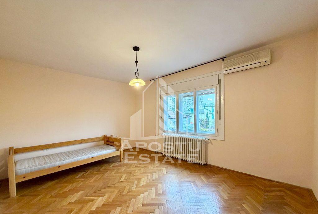 Apartament cu 4 camere la casa centrala proprie Olimpia