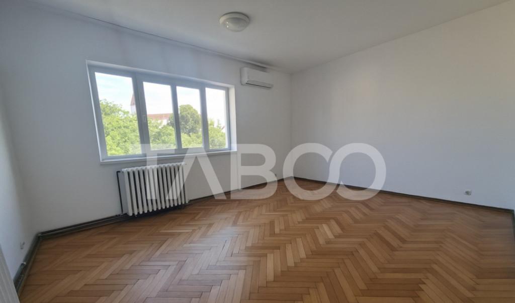 Strand 3 camere cu balcon si pivnita la etajul 4