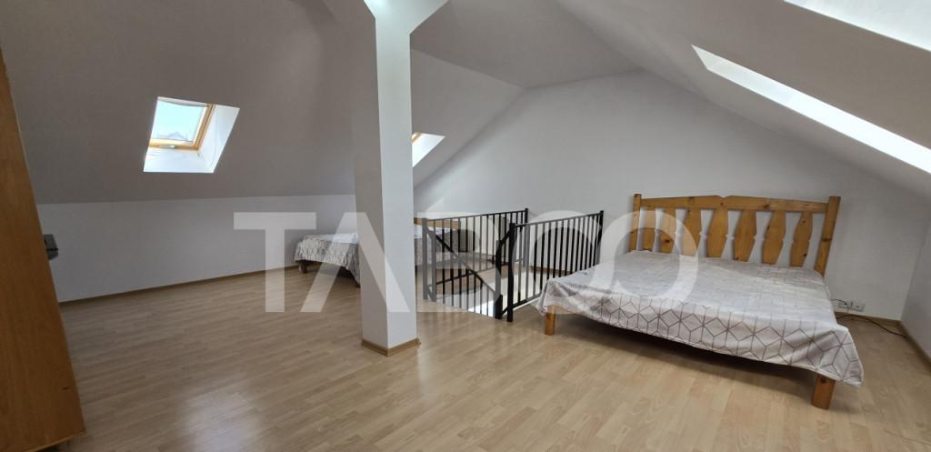 Apartament de vanzare 3 camere luminoase si balcon in zona T