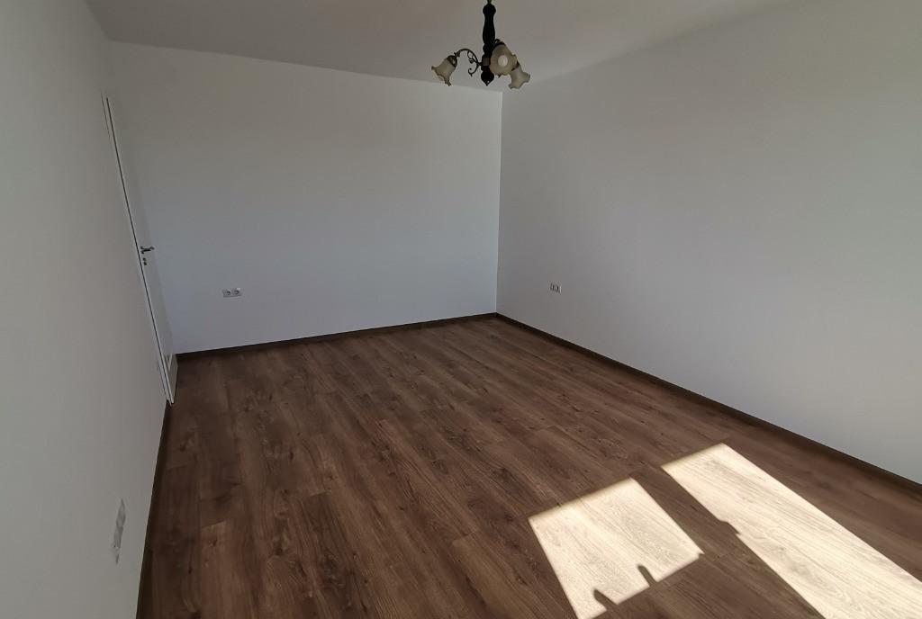 Inchiriez ap 2 camere decomandat nou nemobilat zona Calea Surii Mici