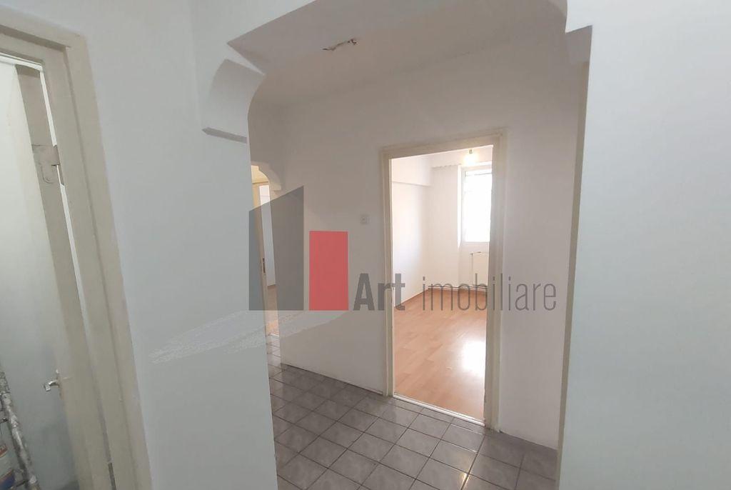 Vanzare apartament decomandat 3 camere cu centrala St