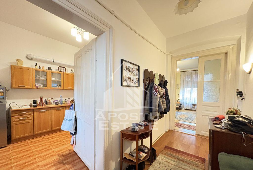 Apartament 2 camere etaj intermediar cu garaj in cladir