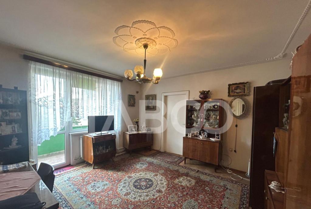 Apartament 2 camere si balcon etaj intermediar de vanzare in