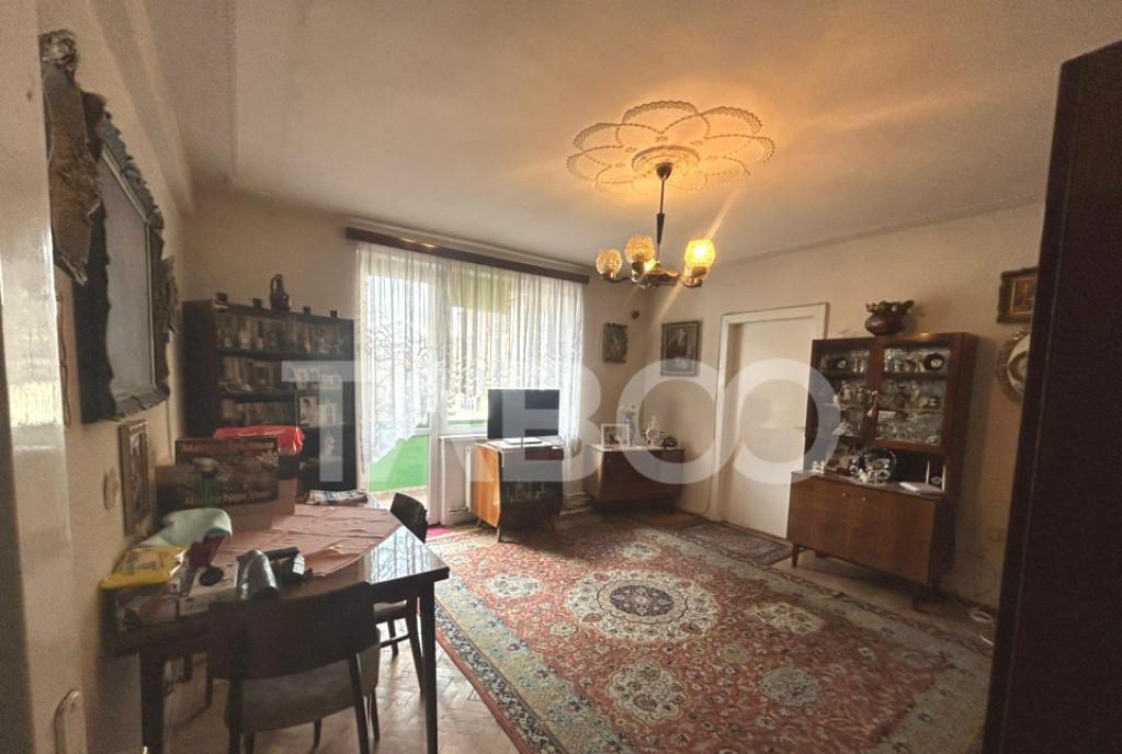 Apartament 2 camere si balcon etaj intermediar de vanzare in