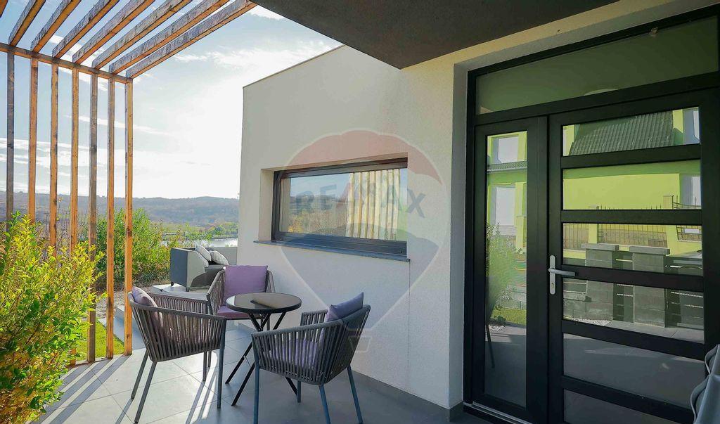 Casa moderna in stil mediteranean cu terase si veder