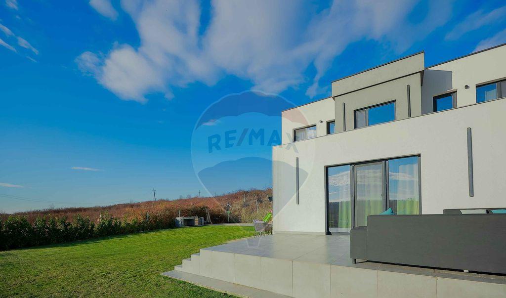 Casa moderna in stil mediteranean cu terase si veder