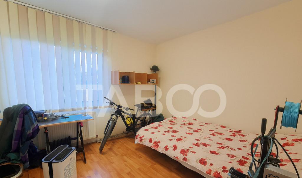 Apartament decomandat de vanzare 3 camere balcon parcare si