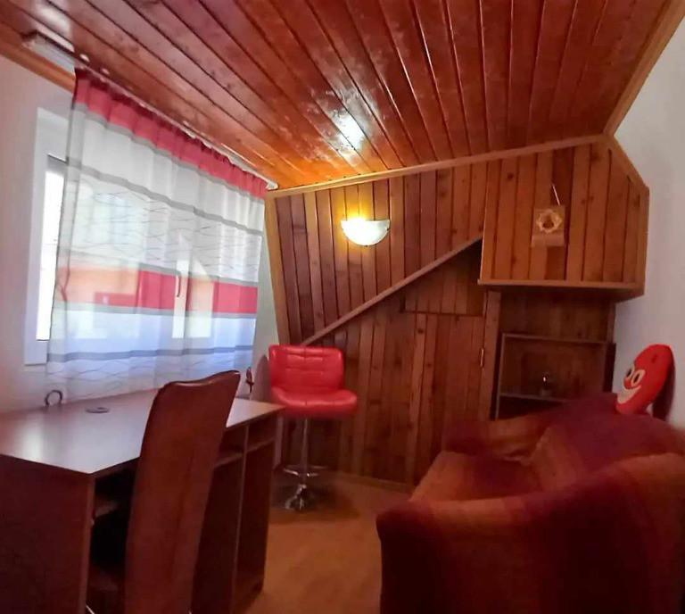 Sinaia ultracentral apartament 4 camere la mansarda in vila P 1 M