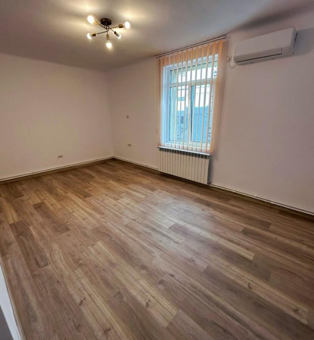 Inchiriez apartament ultracentral 3 camere renovat / 84 mp