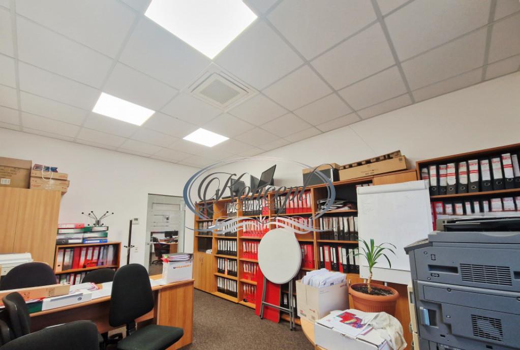 Spatiu profesional cu sala meeting si bucatarie zona Rompet