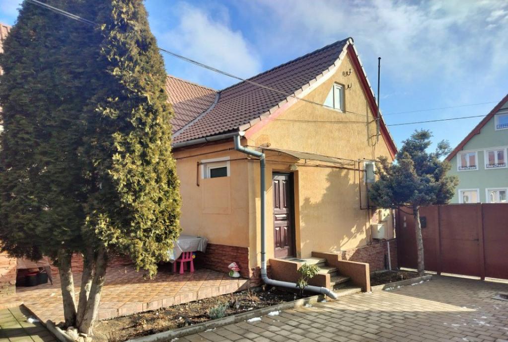 Casa cu 2 apartamente 5 camere 140 mp zona Turnisor