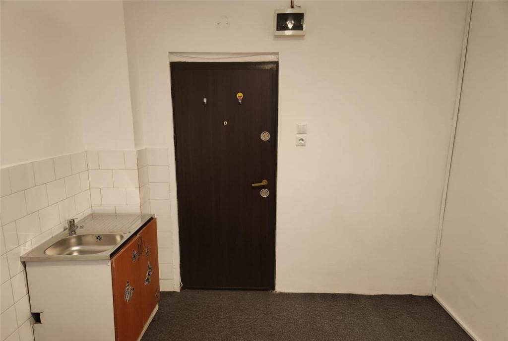 in Centrul Civic camera la parter cu utilitati