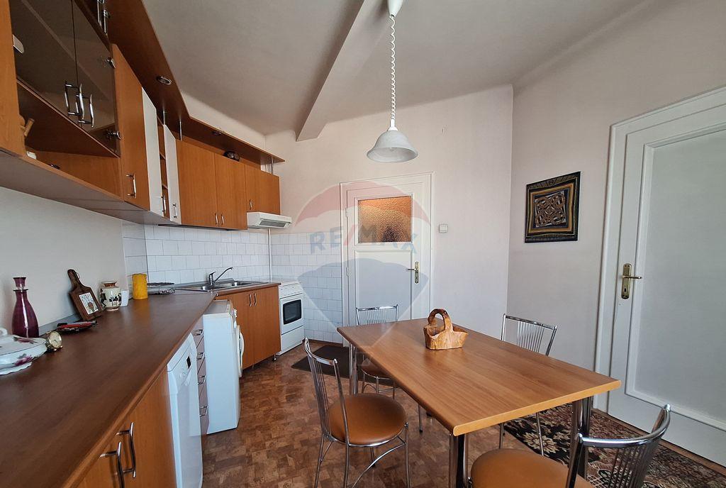 Apartament cu 4 camere de inchiriat in zona Ultracentral