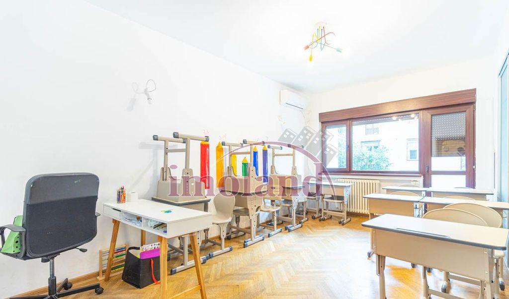 Teren 440 mp cu imobil deosebit si garaje dedicate Flor