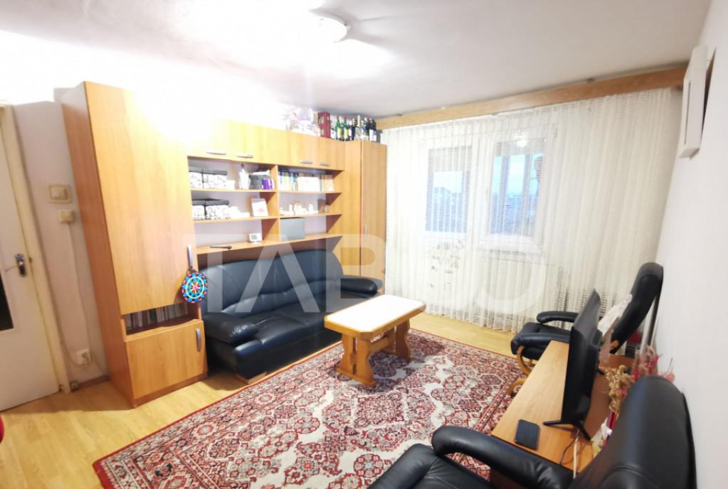 Apartament cu 2 camere semidecomandate la etajul 3 strada Pl