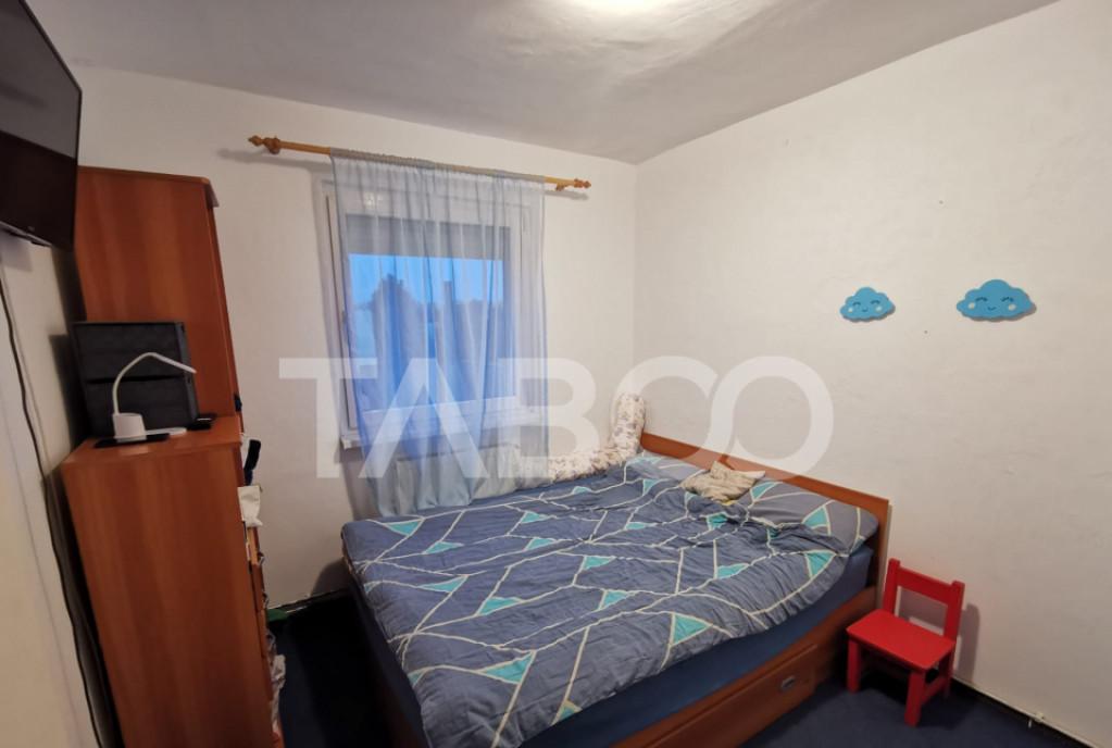 Apartament cu 2 camere semidecomandate la etajul 3 strada Pl
