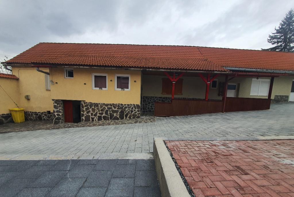 Casa saseasca pe un singur nivel cu 2 021mp teren in Slimnic