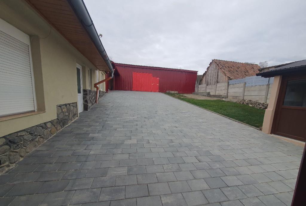 Casa saseasca pe un singur nivel cu 2 021mp teren in Slimnic