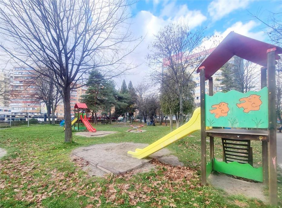 In proximitatea Parcului Coral garsoniera renovabila carti