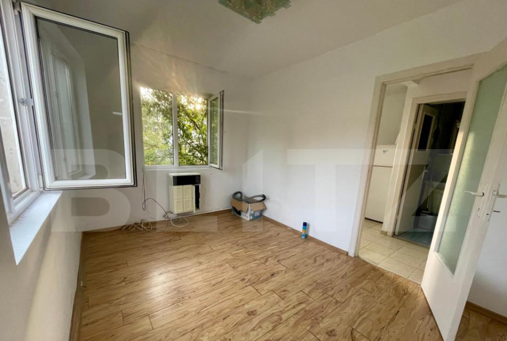 Vand garsoniera aproape de Spitalul Judetean si umf