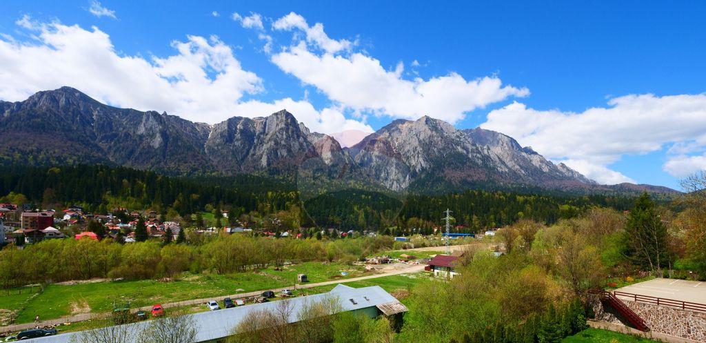 Vedere superba spre Bucegi langa Castelul Cantacuzino