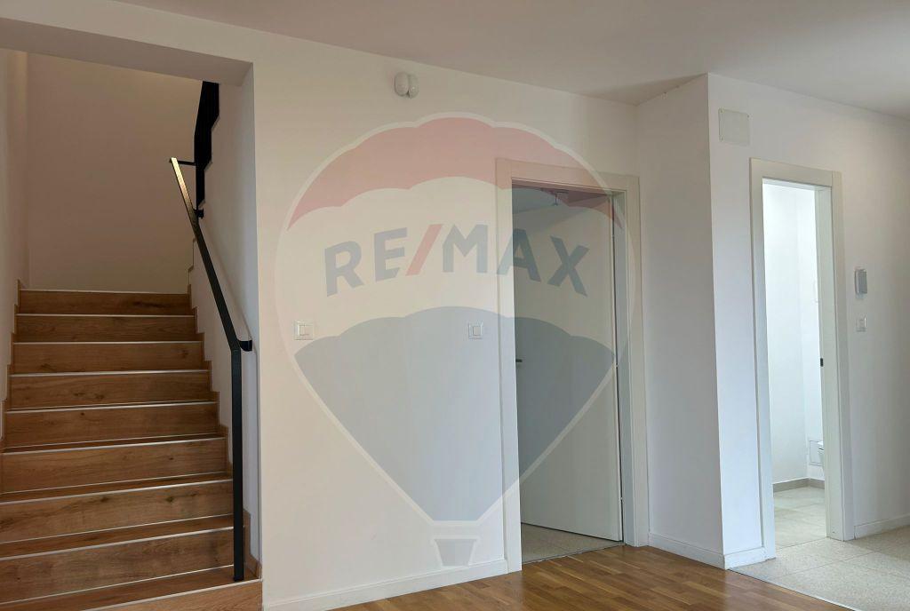 Vila cu 4 camere de vanzare in Liziera de Lac