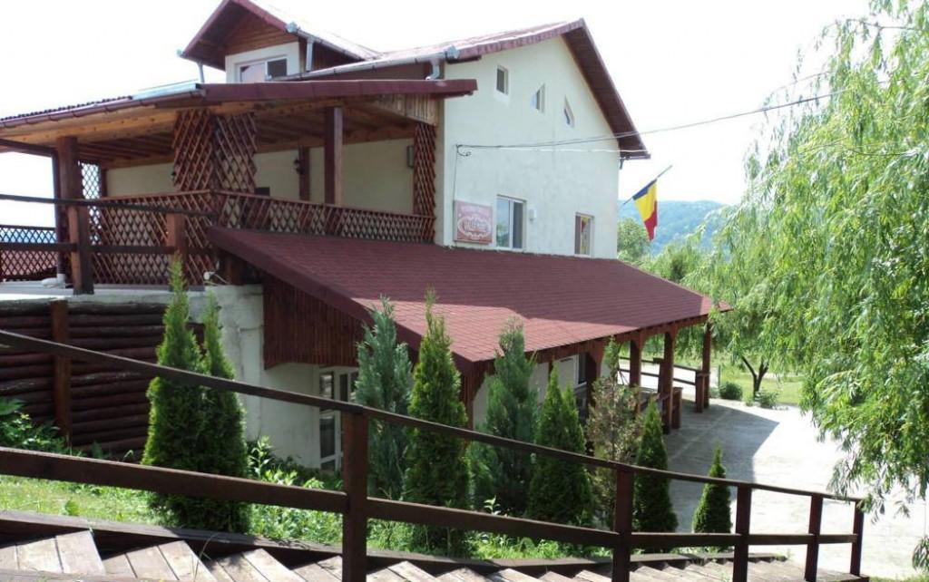 Vila de vacante cu prieteni in 9 camere si teren generos