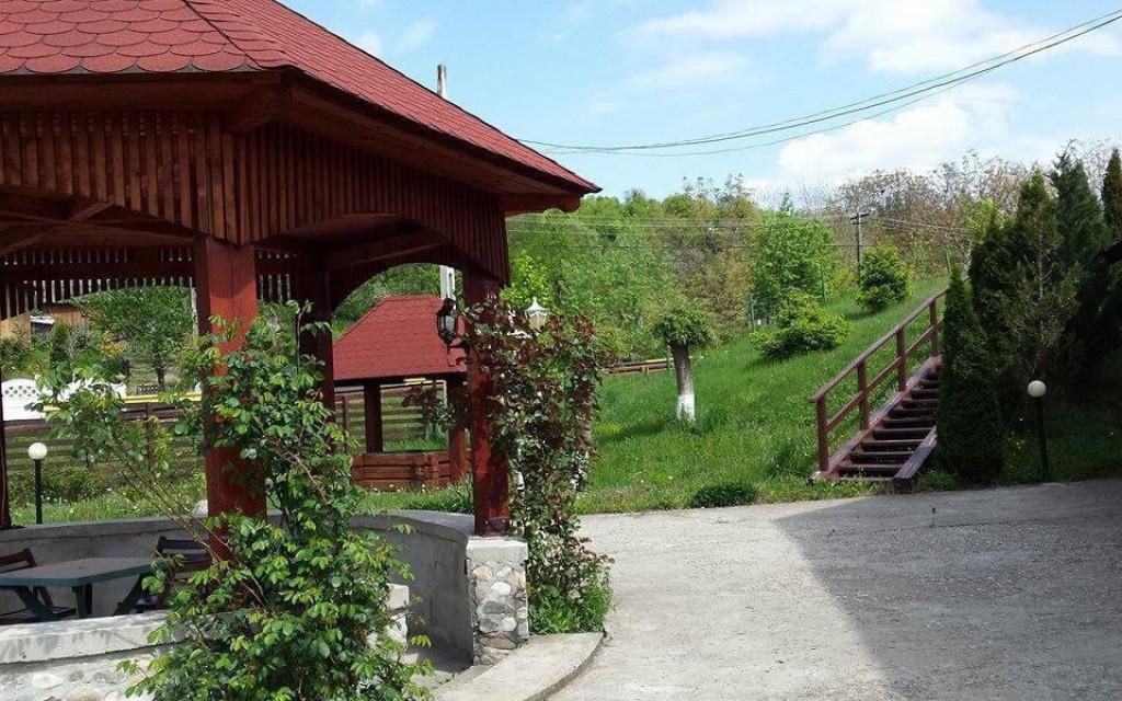 Vila de vacante cu prieteni in 9 camere si teren generos