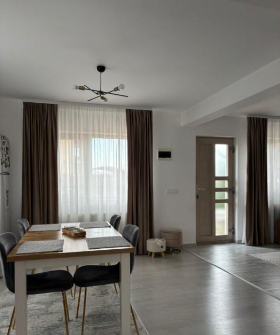 Casa moderna complet mobilata si utilata constructie