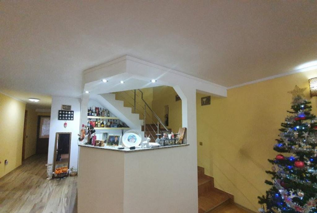 Casa la Padure cu 6 camere de vanzare - Curtea de Arges