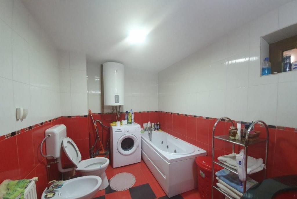 Casa la Padure cu 6 camere de vanzare - Curtea de Arges