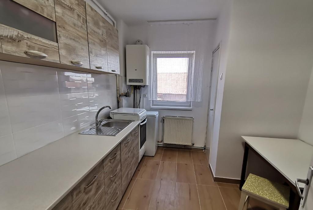 Inchiriez apartament 2 camere decomandat renovat zona Mihai Viteazul