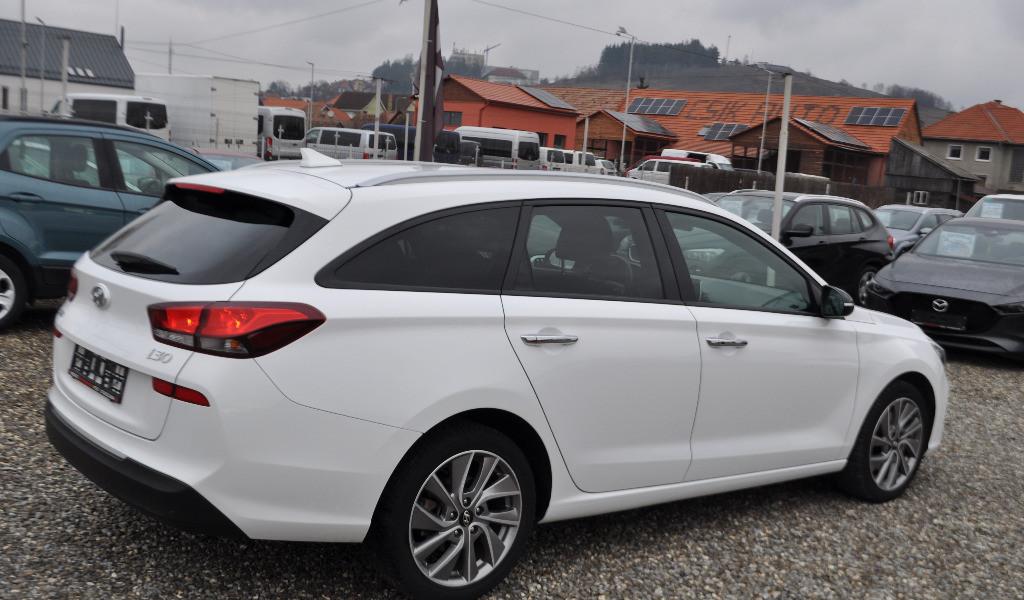 Hyundai i30 1 6Crdi 8 999 eur
