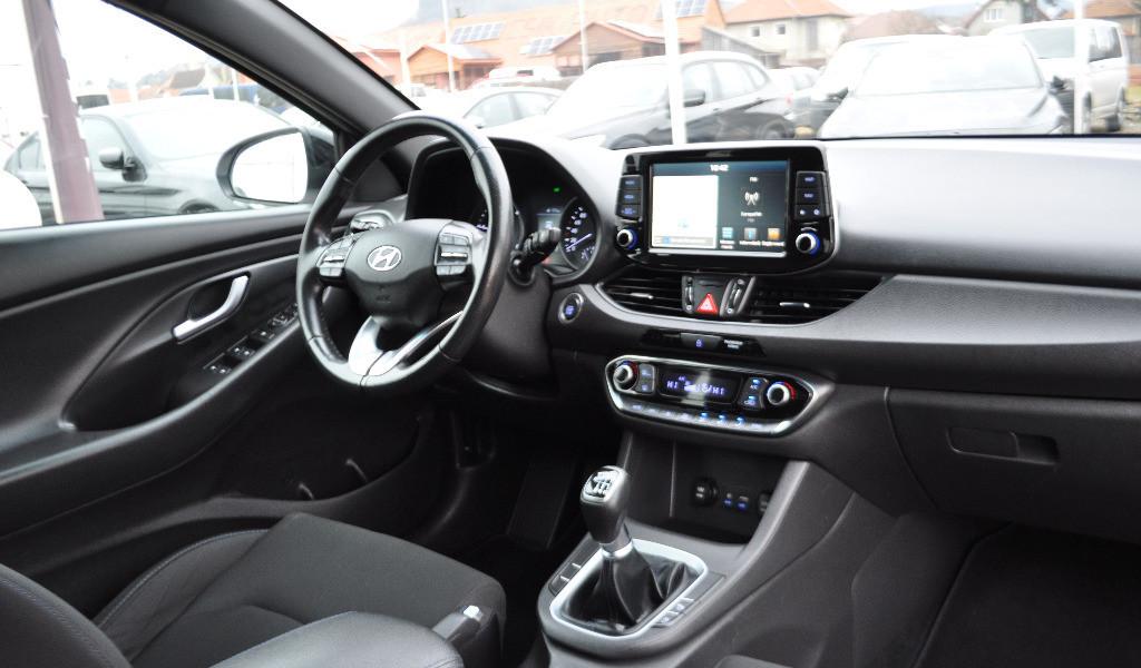 Hyundai i30 1 6Crdi 8 999 eur