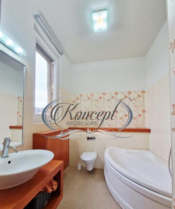 Apartament spatios cu garaj renovat complet zona hotel Nap