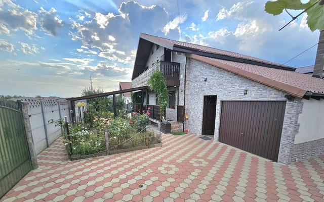 Proprietar vand 2 case Una 5 Camere si una Atelier Cititi Tot ANUNTUL