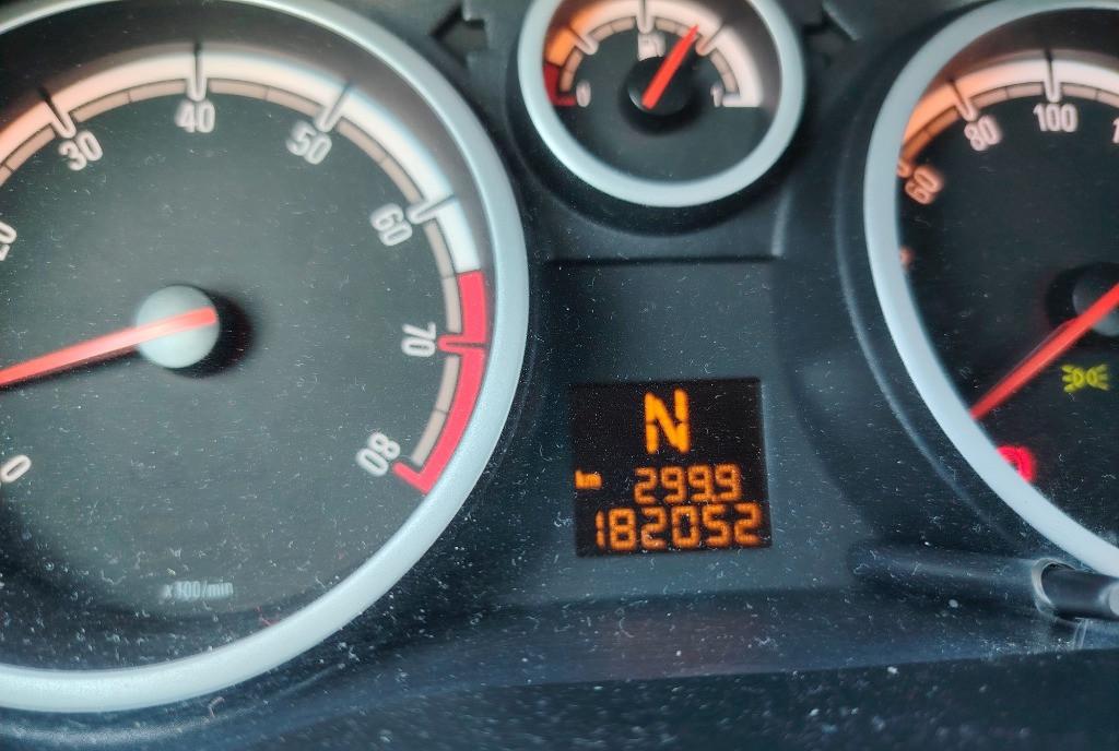 Opel Corsa D Automata 3 700 eur