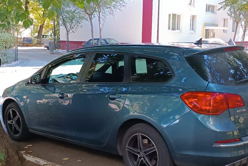 Opel Astra Sport Tourer 1 6 Cdi ecoflex 2014 22 500 lei