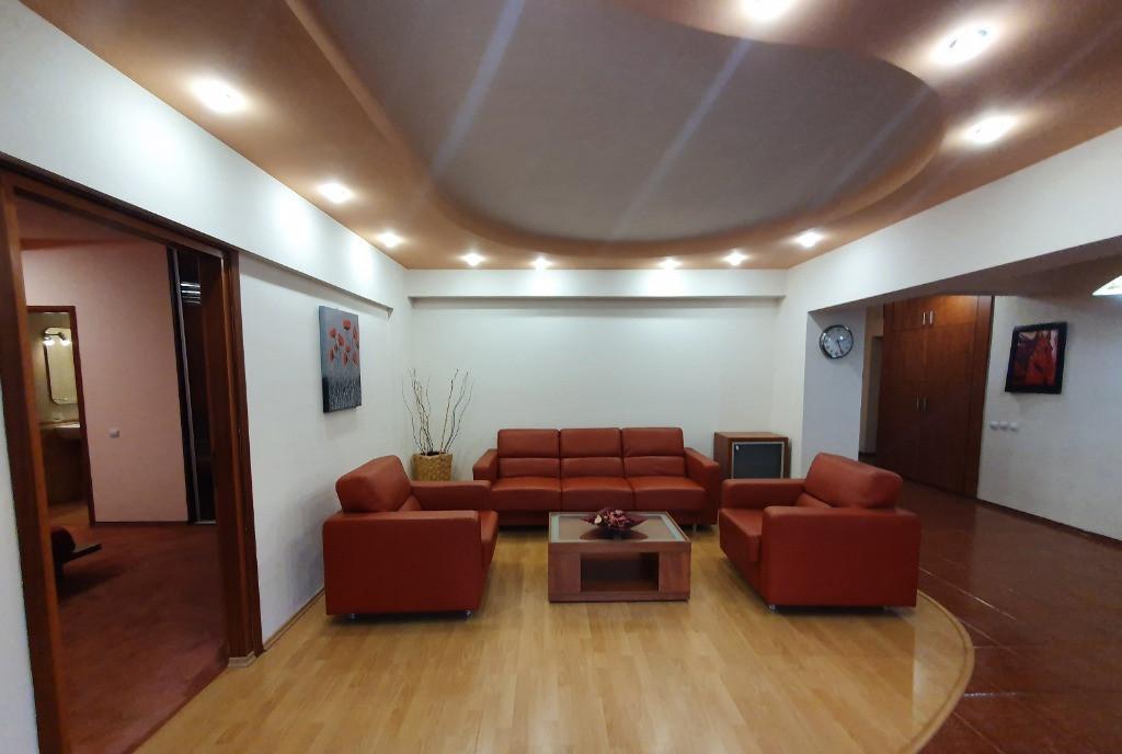 De inchiriat - Apartament 3 camere in Universitate km 0