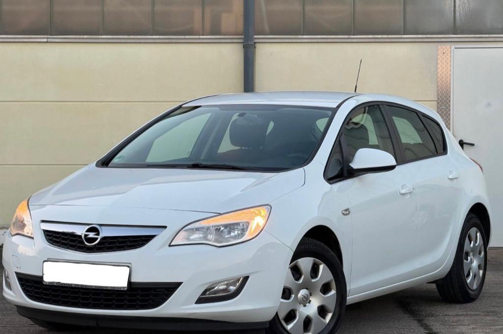 Opel Astra J 1 6i 2011 Euro 5 2 990 eur