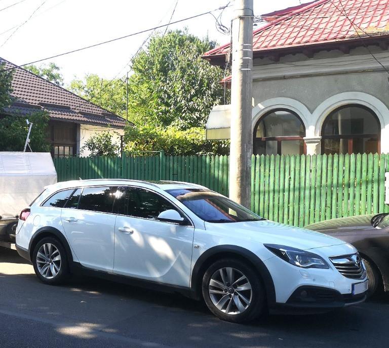 Opel Insignia Country Tourer 2 0 BiTurbo 4x4 Automat Avariat 5 000 eur