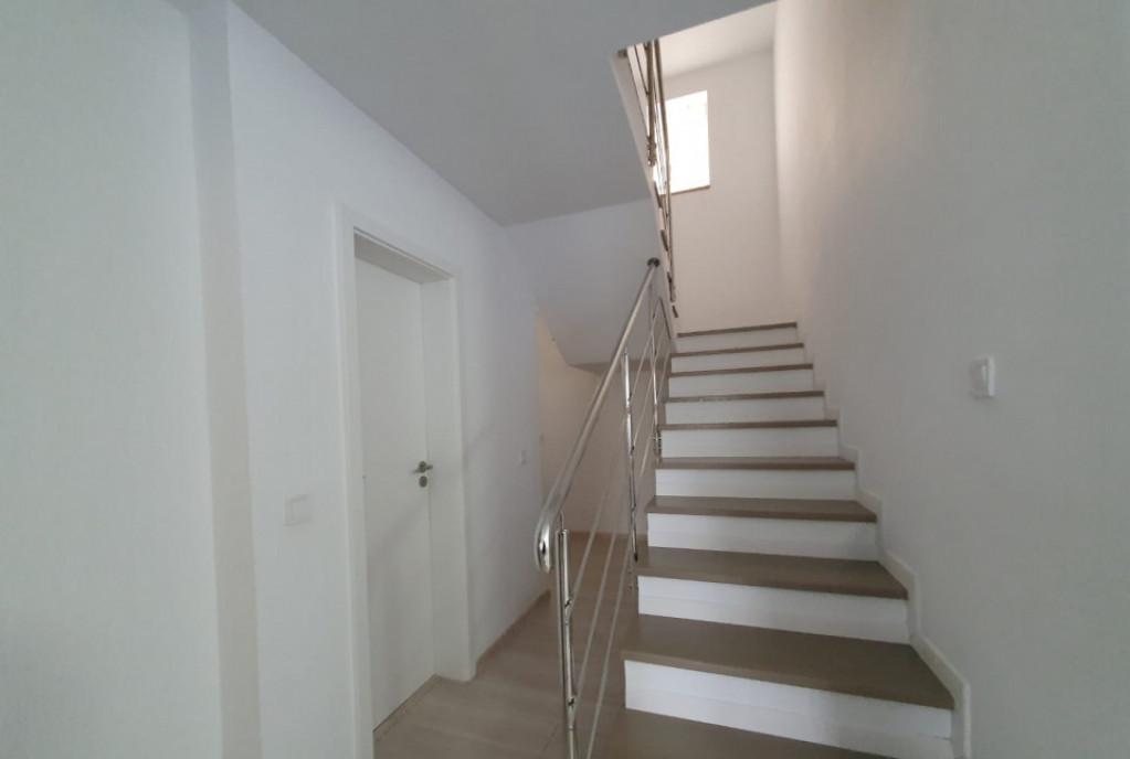 Casa cu 4 camere de vanzare Trivale Pitesti mobilata s