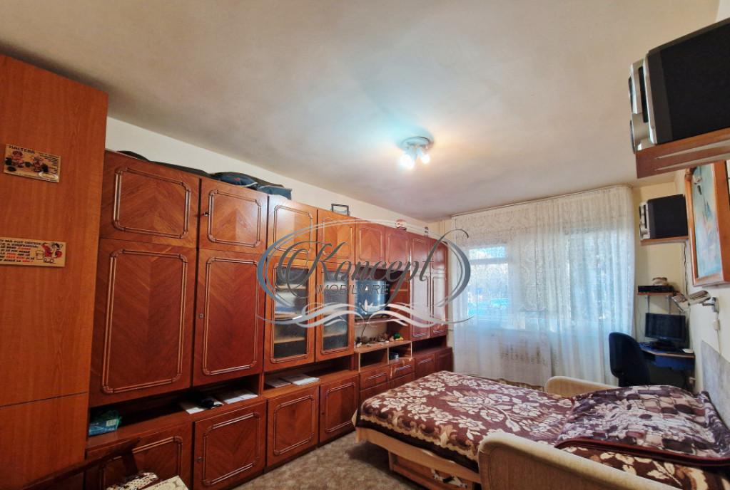 Apartament spatios cu balcon inchis si beci in zona Supeco