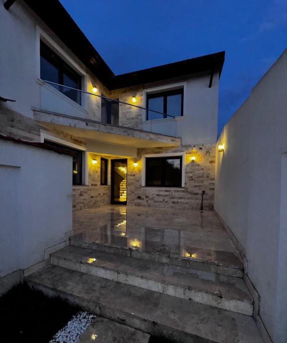 Casa noua 4 camere si 3 bai zona metrou laminorului