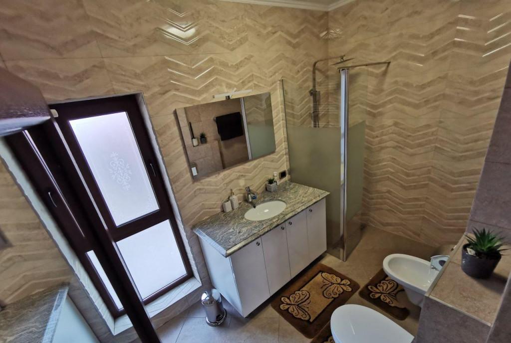 Casa deosebita pretabila si pentru doua familii Craiter B