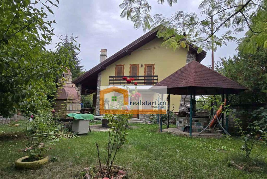 Vedere padure panouri solare si fotovoltaice pompa de c