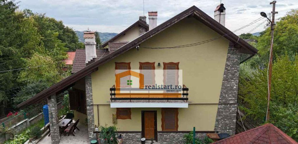 Vedere padure panouri solare si fotovoltaice pompa de c