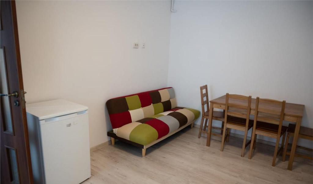 Apartament la casa curte si acces propriu loc parcare Par