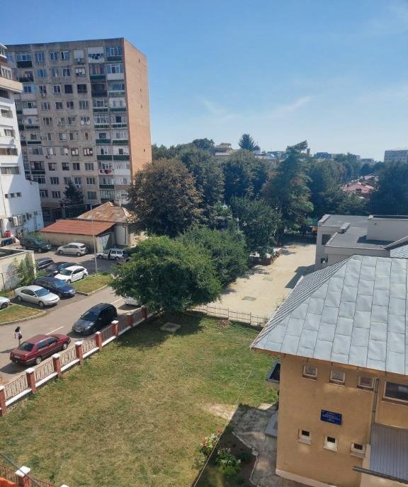 Apartament cu 3 camere decomandat central